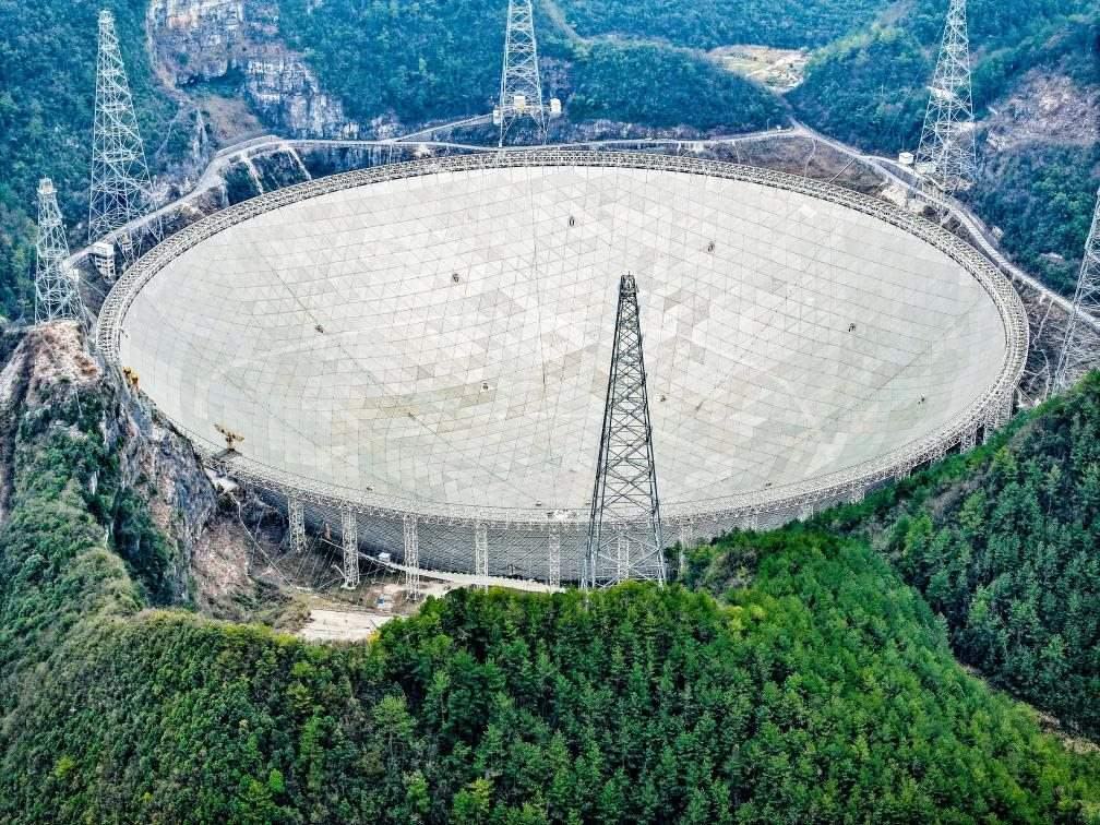 這是2024年2月26日拍攝的位于貴州的“中國天眼”（無人機(jī)全景圖片，維護(hù)保養(yǎng)期間拍攝）。新華社記者 歐東衢 攝