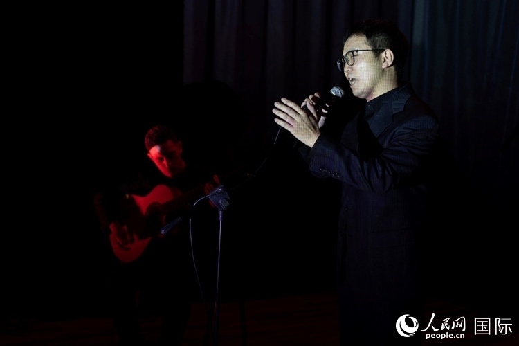 歌曲表演。馬丁·薩巴拉攝