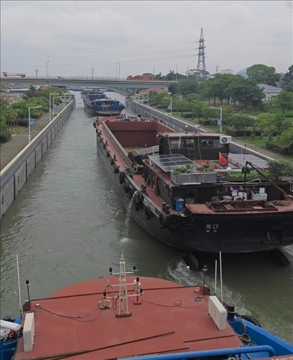 諫壁船閘內(nèi)船只正在過(guò)閘。人民網(wǎng)記者 黃鈺攝