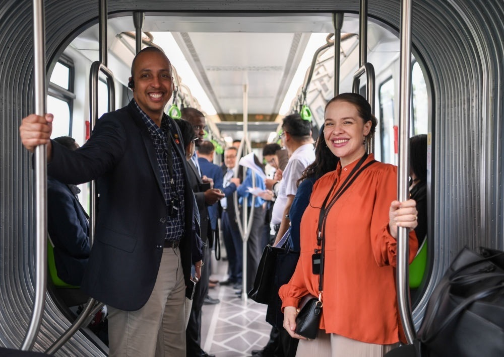 2024年4月22日，拉美和加勒比國家駐華使節(jié)、機(jī)構(gòu)代表和記者應(yīng)外交部邀請，在襄陽騰龍汽車有限公司參訪。新華社記者 杜子璇 攝