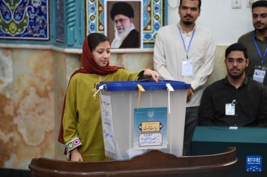 6月28日，伊朗選民在德黑蘭的一處投票站參加總統(tǒng)選舉投票。新華社記者 沙達提 攝