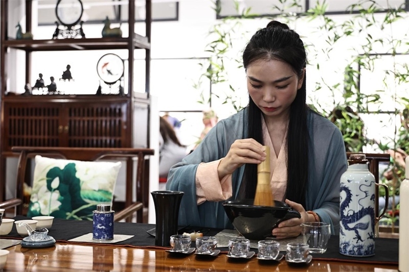 茶藝師現(xiàn)場展示宋式點茶。拉巴特中國文化中心供圖