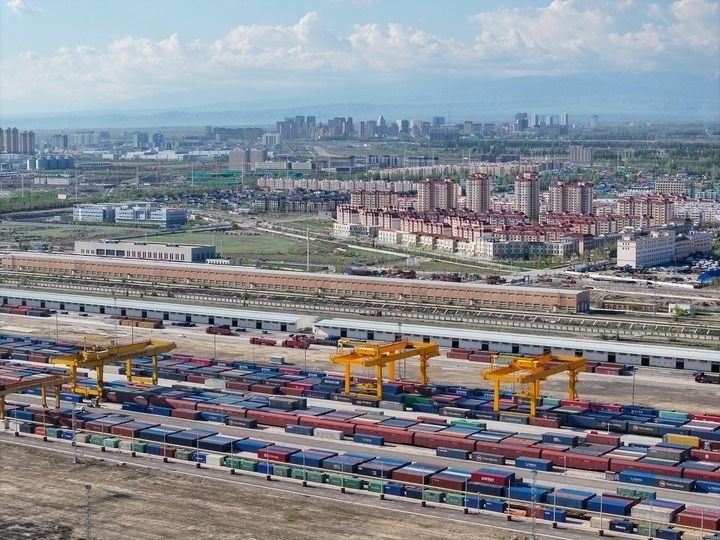 這是2024年4月18日拍攝的霍爾果斯鐵路口岸換裝場（無人機照片）。新華社記者 趙戈 攝