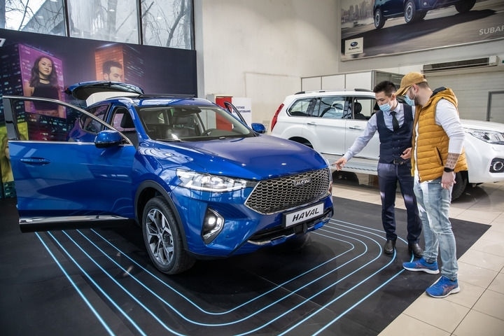 2021年4月1日，銷售人員在哈薩克斯坦阿拉木圖市經(jīng)銷商店向消費者介紹哈弗汽車。新華社發(fā)（阿斯塔納汽車公司供圖）