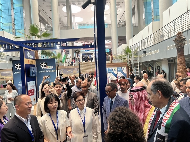 沙特廣播電視局首席執(zhí)行官、阿廣聯(lián)主席穆罕默德（右二）、阿廣聯(lián)秘書(shū)長(zhǎng)蘇萊曼（右三）等阿拉伯國(guó)家嘉賓參觀展臺(tái)。主辦方供圖