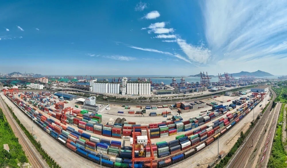 中哈連云港物流合作基地及集裝箱碼頭。（圖源：新華社）