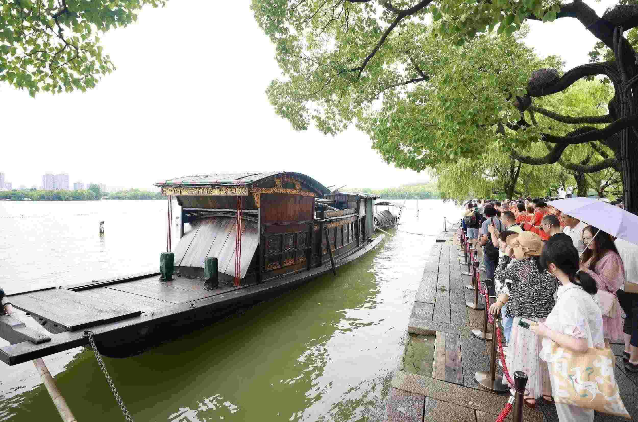 浙江嘉興，游客在南湖景區(qū)湖心島瞻仰紅船，感悟“紅船精神”。（圖片來(lái)源：視覺(jué)中國(guó)）