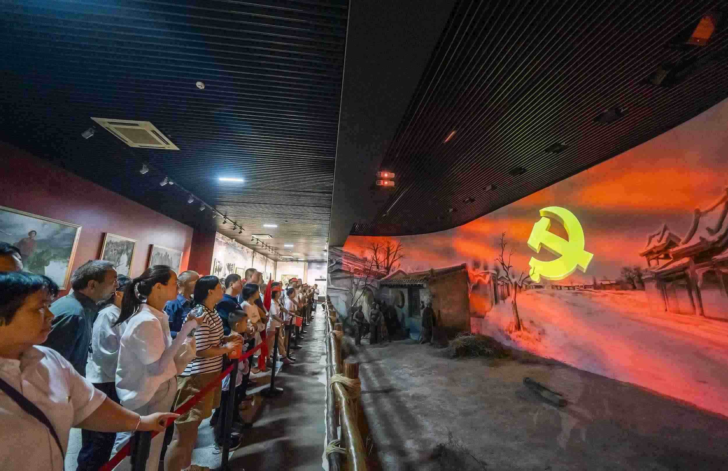 山西呂梁，游客正在文水縣劉胡蘭紀(jì)念館參觀。（圖片來(lái)源：視覺(jué)中國(guó)）