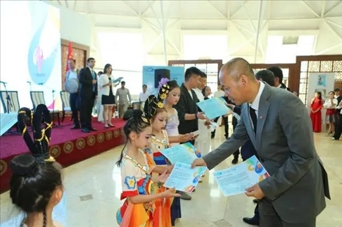 △當?shù)貢r間6月27日，2024“未來世界”國際青少年藝術(shù)展演在塔吉克斯坦國家博物館開幕。