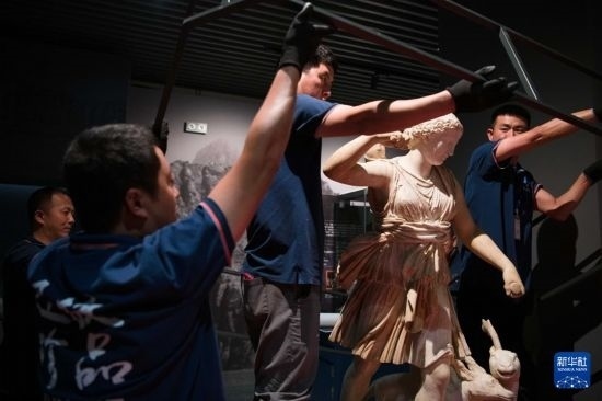 7月2日，工作人員將開箱后的古希臘文物放置在展臺上。新華社記者 張端 攝