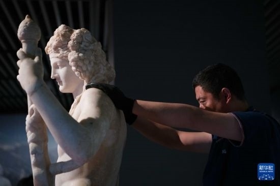 7月2日，工作人員將開箱后的古希臘文物放置在展臺上。新華社記者 張端 攝