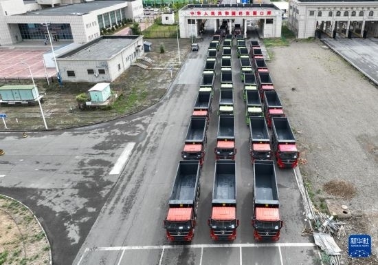 7月2日，車輛在巴克圖口岸辦理通關(guān)手續(xù)（無人機照片）。新華社發(fā)（馬丁 攝）