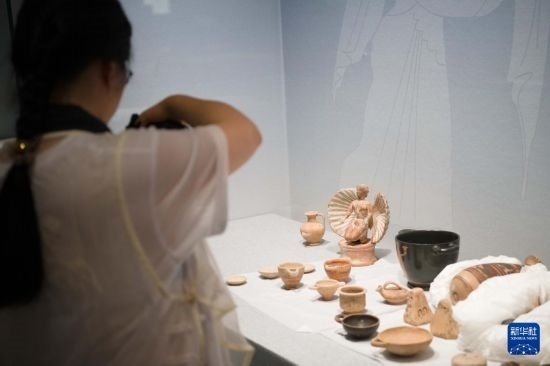 7月2日，開箱后的古希臘文物被工作人員移入展柜。新華社記者 張端 攝