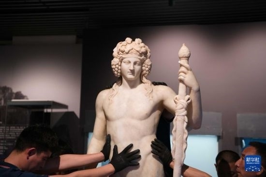 7月2日，工作人員將開箱后的古希臘文物放置在展臺上。新華社記者 張端 攝