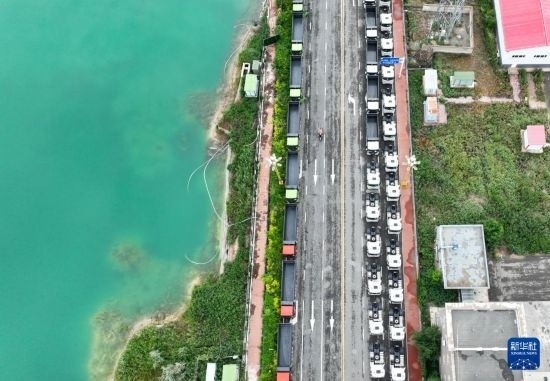 7月2日，車輛在巴克圖口岸有序出境（無人機照片）。新華社發(fā)（馬丁 攝）