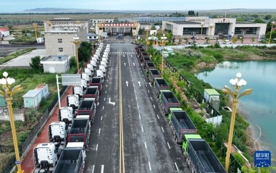 7月2日，車輛在巴克圖口岸有序出境（無人機照片）。新華社發(fā)（馬丁 攝）