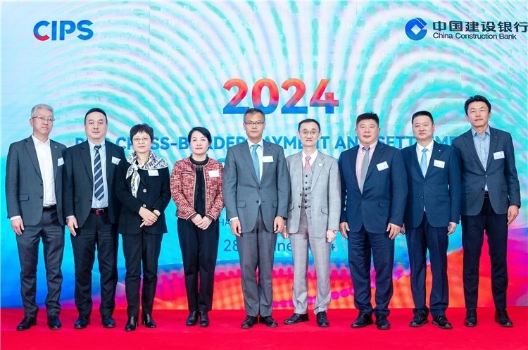 鄭冰開公使與CIPS公司、建行總行以及在南中資銀行合影、留念。（中國建設銀行約翰內(nèi)斯堡分行供圖）