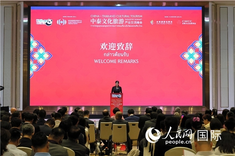 泰國(guó)文化部副部長(zhǎng)普洛伊·塔尼庫(kù)發(fā)表演講。