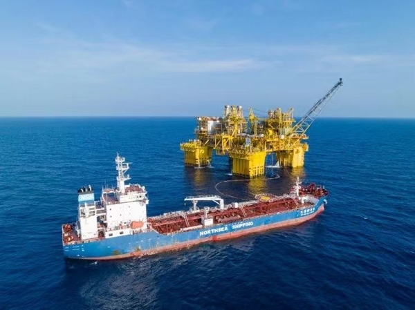 “深海一號”正在開展凝析油外輸作業(yè)。徐海舟攝