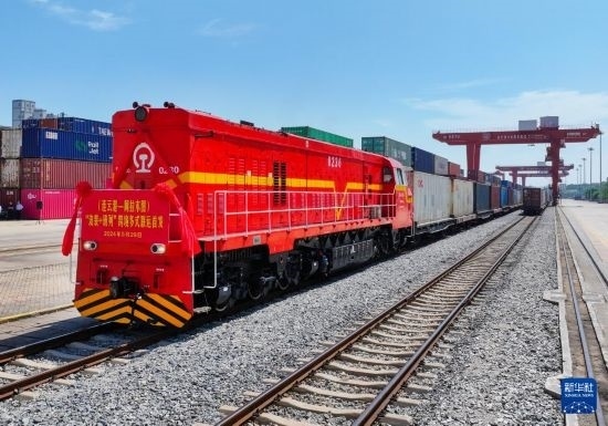 5月29日，在中哈連云港物流合作基地，首列連云港-阿拉木圖“滾裝+班列”跨境多式聯運專列整裝待發(fā)（無人機照片）。新華社發(fā)（王健民 攝）