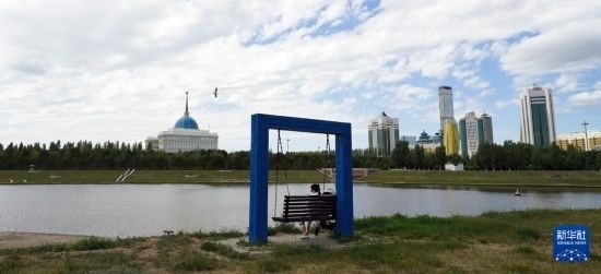 6月30日，一名女子在哈薩克斯坦首都阿斯塔納伊希姆河畔休息。新華社記者 王建華 攝