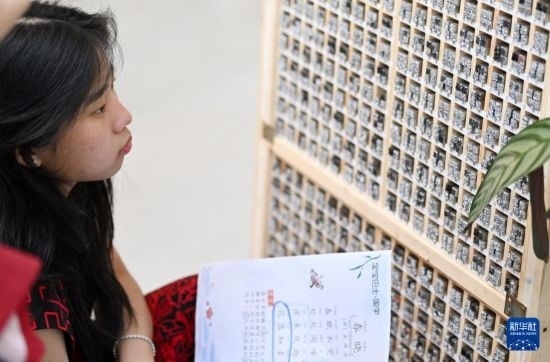 7月3日，外國(guó)學(xué)生在了解中國(guó)的活字印刷。新華社記者 李然 攝