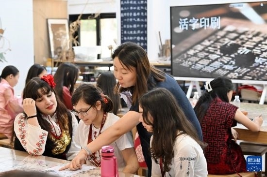 7月3日，外國(guó)學(xué)生在了解中國(guó)文化。新華社記者 李然 攝