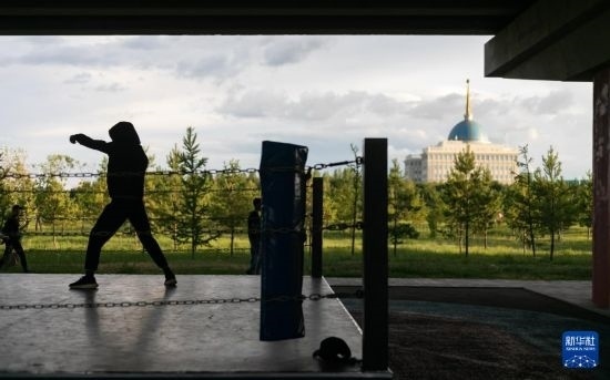 7月2日，在哈薩克斯坦首都阿斯塔納，一名男子在橋下運(yùn)動(dòng)場(chǎng)練習(xí)拳擊。新華社記者 白雪騏 攝