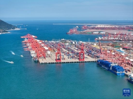 6月26日，貨輪?？吭谶B云港港集裝箱碼頭（無人機照片）。新華社記者 季春鵬 攝