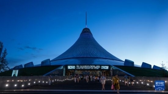 這是7月1日在哈薩克斯坦首都阿斯塔納拍攝的“可汗之帳”購物中心。新華社記者 王建華 攝