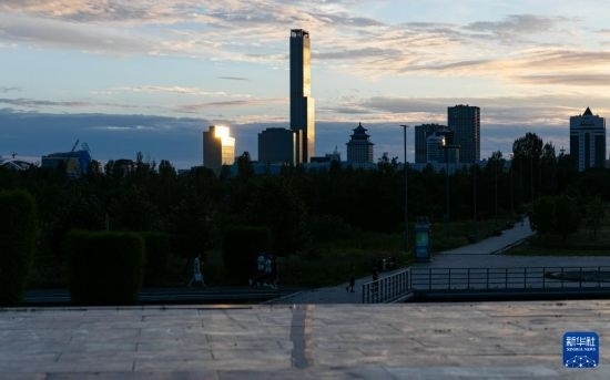 這是7月2日拍攝的哈薩克斯坦首都阿斯塔納市中心的建筑群。新華社記者 白雪騏 攝