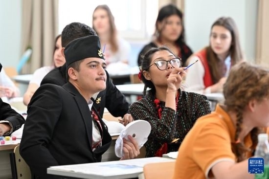 7月3日，外國(guó)學(xué)生在學(xué)習(xí)中國(guó)文化。新華社記者 李然 攝