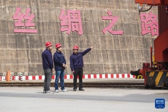 中哈兩國工作人員在中哈連云港物流合作基地交流（2023年5月10日攝）。新華社記者 季春鵬 攝