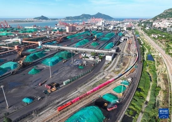 6月26日，“韓國-連云港-中亞”國際多式聯運班列從中哈連云港物流合作基地出發(fā)，駛往哈薩克斯坦、烏茲別克斯坦（無人機照片）。班列運載的55個大柜此前于6月13日從韓國境內發(fā)出，經釜山港海運抵達連云港后轉由鐵路運輸。新華社記者 季春鵬 攝