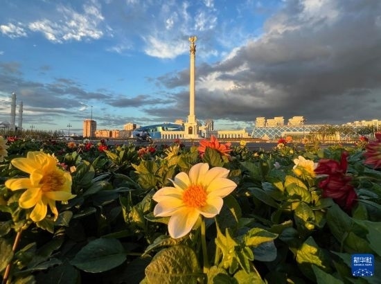 這是7月2日拍攝的哈薩克斯坦首都阿斯塔納獨(dú)立廣場(chǎng)。新華社記者 岳月偉 攝