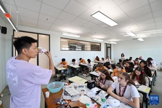 7月3日，外國(guó)學(xué)生在學(xué)習(xí)繪制京劇臉譜。新華社記者 李然 攝