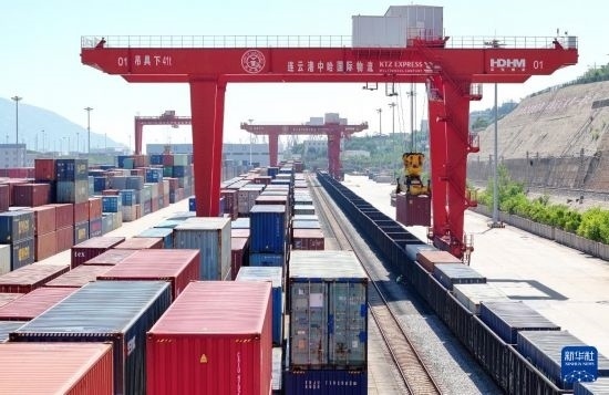 6月30日，在中哈連云港物流合作基地，大型機械在吊裝集裝箱（無人機照片）。新華社發(fā)（王健民 攝）