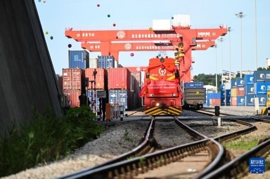 6月26日，“韓國-連云港-中亞”國際多式聯運班列從中哈連云港物流合作基地出發(fā)，駛往哈薩克斯坦、烏茲別克斯坦。班列運載的55個大柜此前于6月13日從韓國境內發(fā)出，經釜山港海運抵達連云港后轉由鐵路運輸。新華社記者 季春鵬 攝