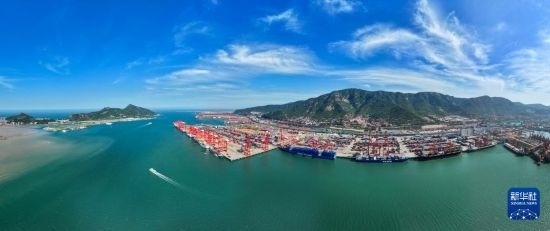 6月26日，貨輪停靠在連云港港集裝箱碼頭（無人機照片）。新華社記者 季春鵬 攝