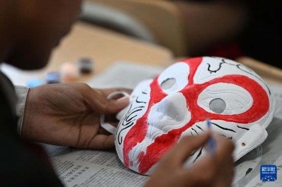 7月3日，外國(guó)學(xué)生在繪制京劇臉譜。新華社記者 李然 攝
