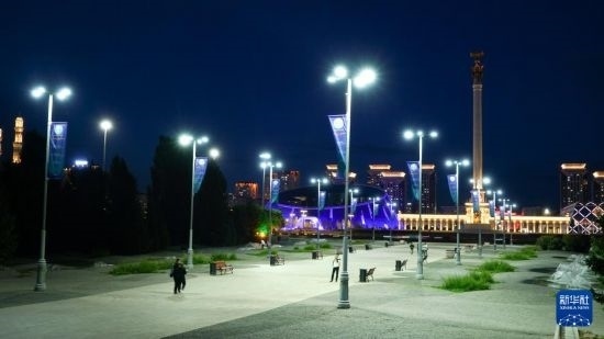 這是7月2日在哈薩克斯坦首都阿斯塔納拍攝的獨立廣場上的紀念柱（右后）。新華社記者 王建華 攝