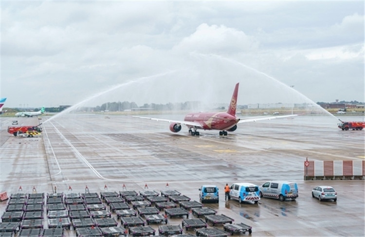 圖為布魯塞爾-上海返程航班出發(fā)前，布魯塞爾機(jī)場(chǎng)方面為返程航班舉行水門儀式。吉祥航空供圖