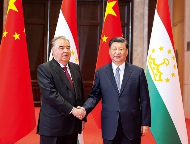 2023年5月，國(guó)家主席習(xí)近平在西安同來華出席中國(guó)—中亞峰會(huì)并進(jìn)行國(guó)事訪問的塔吉克斯坦總統(tǒng)拉赫蒙會(huì)談。新華社記者 丁海濤 攝