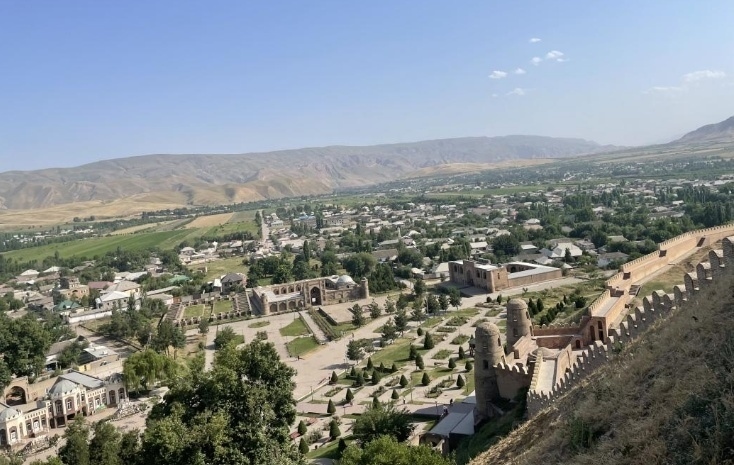 位于塔吉克斯坦杜尚別西北的吉薩爾古城，有著3000多年歷史。有研究認(rèn)為，張騫出使大宛回程途中曾經(jīng)過此地。圖為從吉薩爾古城城墻俯瞰城門與市鎮(zhèn)。本報(bào)記者 曲頌 攝