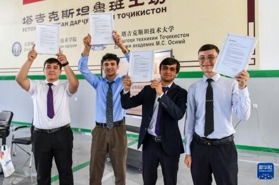 7月3日，在塔吉克斯坦首都杜尚別，魯班工坊赴華留學(xué)生展示錄取通知書。新華社記者 曹陽 攝