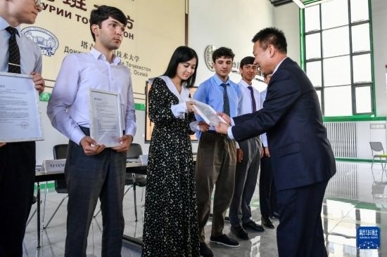 7月3日，在塔吉克斯坦首都杜尚別，天津城市建設(shè)管理職業(yè)技術(shù)學(xué)院的負責(zé)人為魯班工坊赴華留學(xué)生頒發(fā)錄取通知書。新華社記者 曹陽 攝
