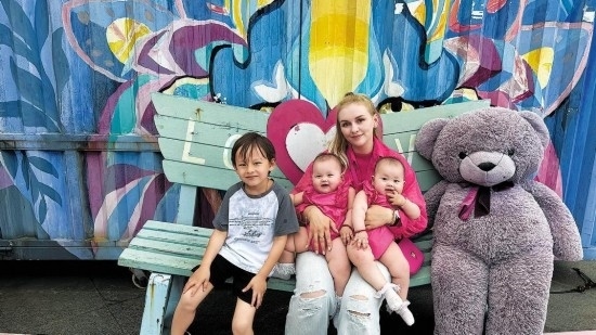 娜塔利亞·莫伊塞耶娃和三個孩子在江蘇宜興。