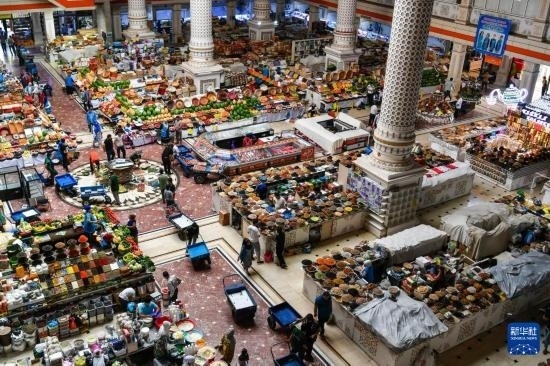 這是6月27日在塔吉克斯坦首都杜尚別拍攝的大巴扎內(nèi)景。新華社記者 曹陽 攝