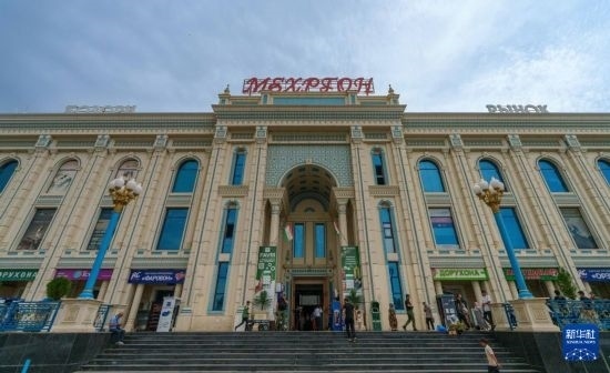 這是7月1日在塔吉克斯坦首都杜尚別拍攝的大巴扎外景。新華社記者 周荻瀟 攝