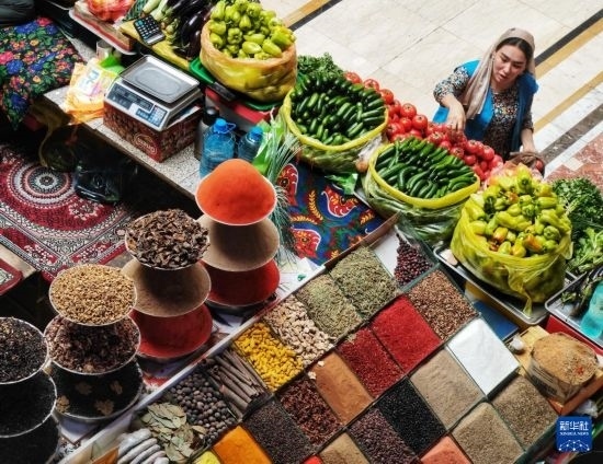 這是7月3日在塔吉克斯坦首都杜尚別拍攝的大巴扎內(nèi)景。新華社記者 燕雁 攝